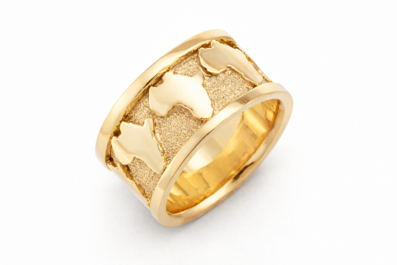 18k yellow Gold ring with Africa maps carved on a textured background 